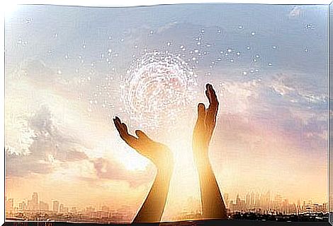 Hands hold a glowing brain - your brain can heal you