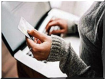 A woman who uses her credit card online.