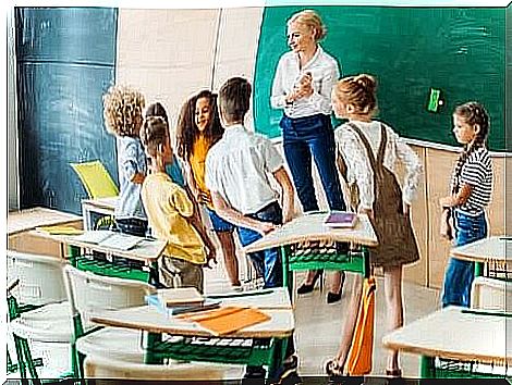 Teacher stands in front of a small group of students